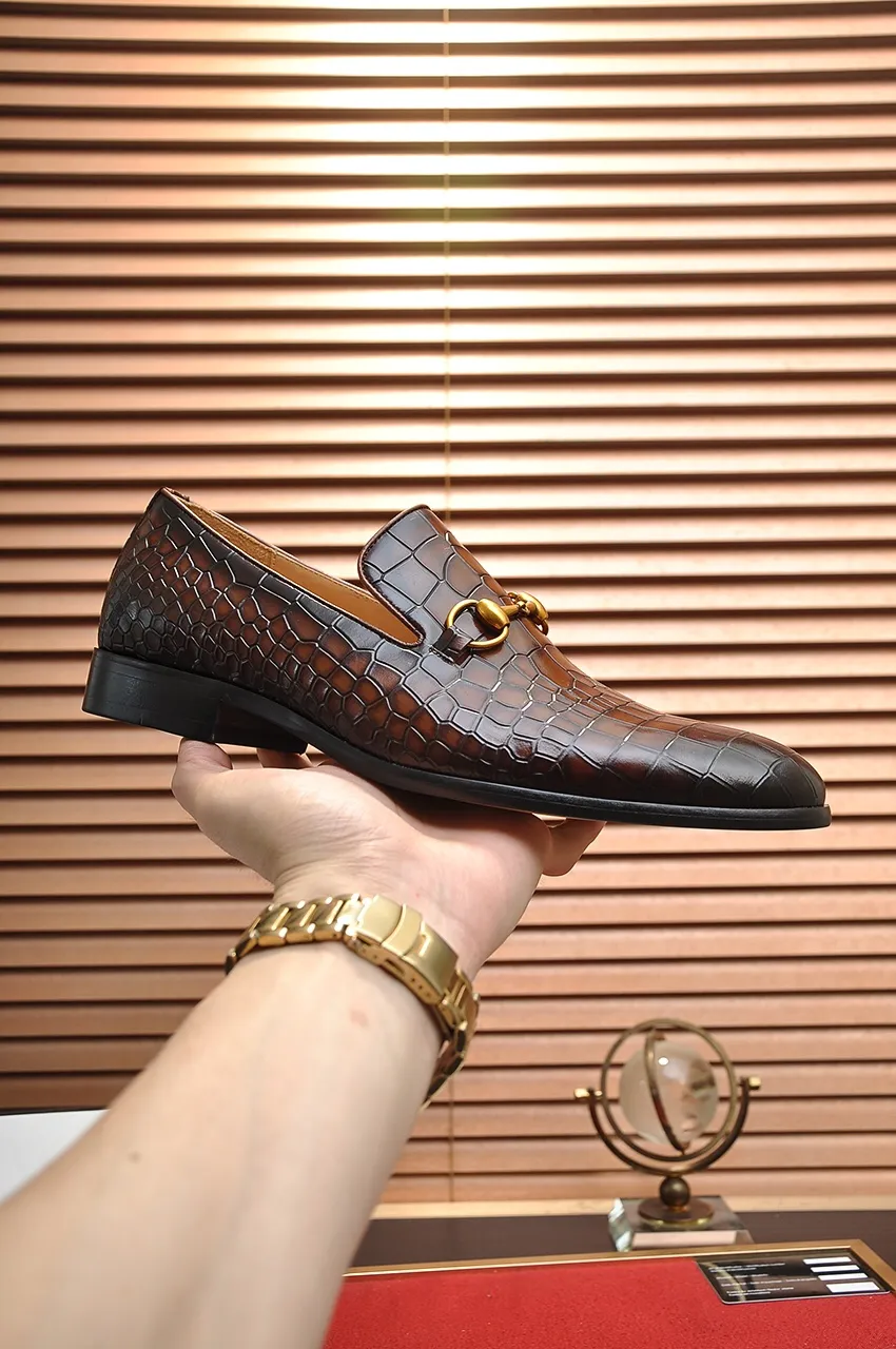 Men's shoes💰560💶Italy's top luxury men's shoe giant (GUCCI) (Gucci) (full cowhide lining) new arrival🍃Original European style🔰 Pleasant to the eye😍In order to make the shoes more durable and non-deformable🌀The production continues to follow traditional methods but there is still no lack of innovation💪Choose original sheepskin for the leather♻️ Smooth and natural And extra bright ⭐Made of imported cowhide, the first choice of rich people 38-45 (45 customized)